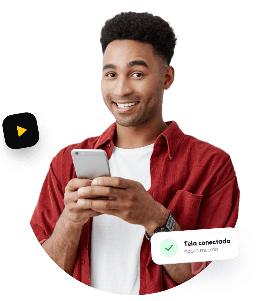 Homem sorrindo com o celular na mão